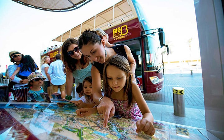Family-Looking-at-Map-Big-Bus-Tours-Dubai-01-171.jpg