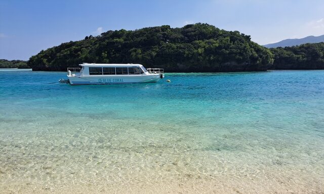 透明な海とグラスボートが広がる石垣島の風景