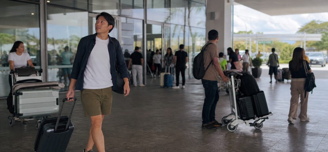 セブ島の空港到着ロビーで移動する旅行者