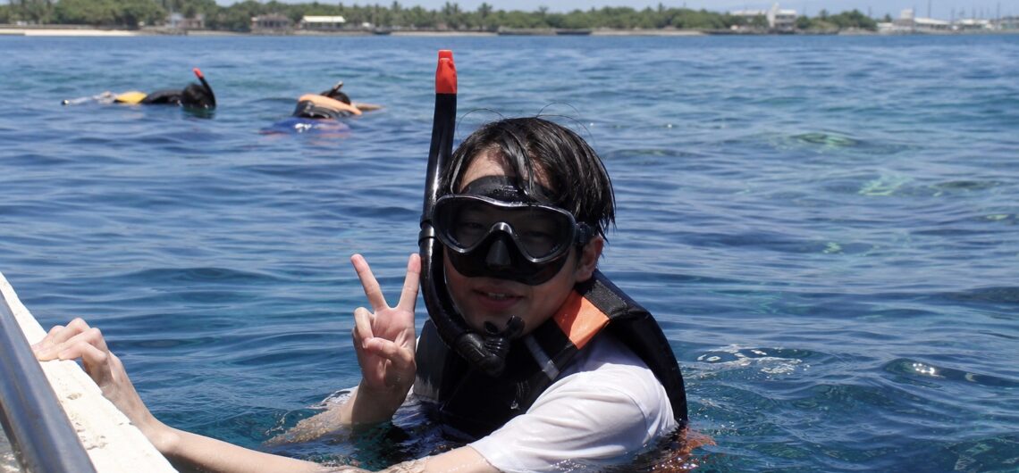 セブ島の海でシュノーケリングを楽しむ旅行者