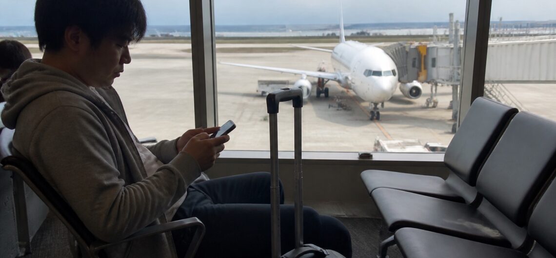 セントレア発セブ島行きの便を空港で確認する旅行者