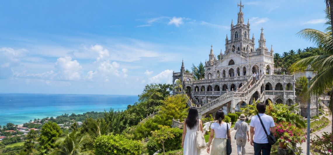 セブ島の海を望む教会を訪れる旅行者