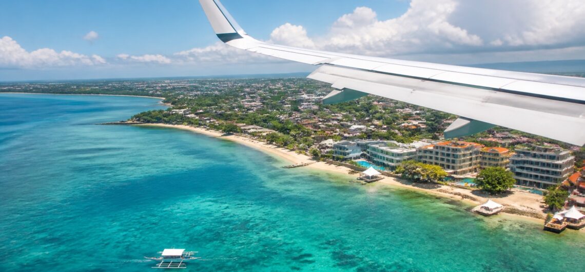 飛行機の窓から見下ろすセブ島・マクタン島の海とリゾート