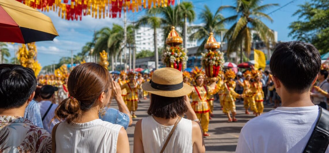 セブ島のシヌログ祭を見学する旅行者とカラフルなパレード
