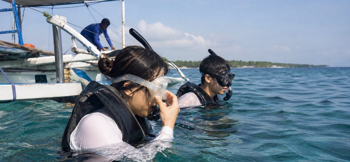 5月のセブ島の海でシュノーケリングを楽しむ旅行者
