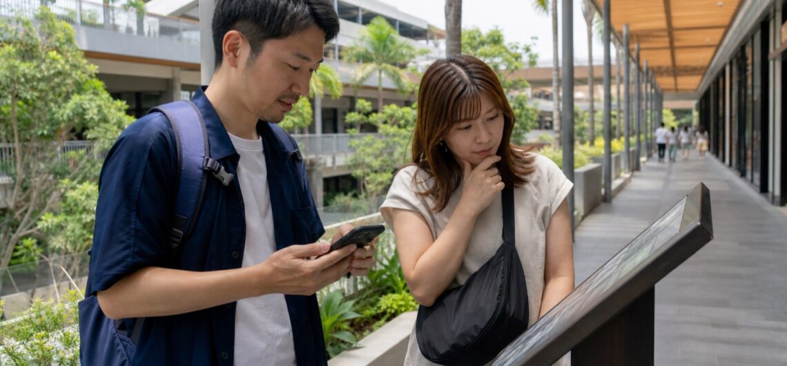 セブのショッピングモールで喫煙ルールを確認する日本人旅行者のイメージ
