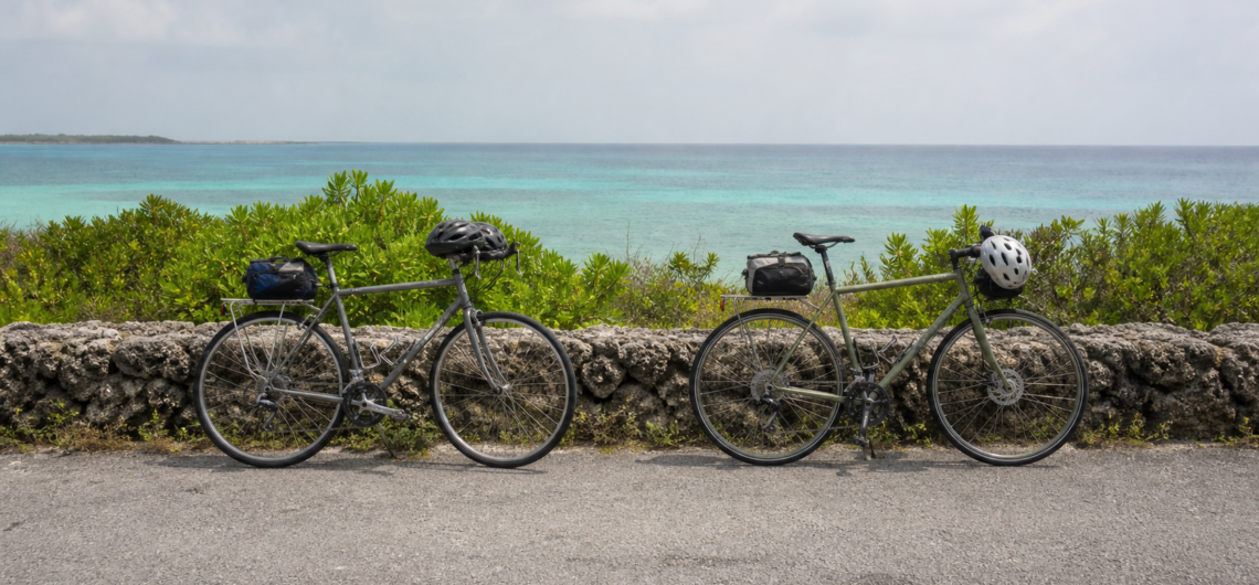 海を望む石積みの前に並ぶ二台の自転車