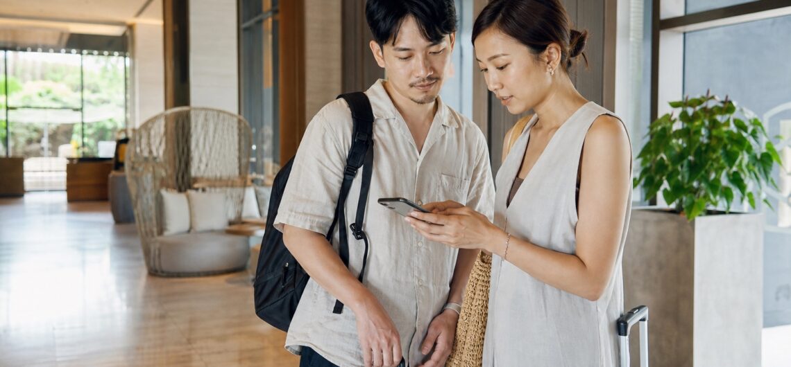 セブシティのホテルロビーで旅程を確認する日本人カップルのイメージ