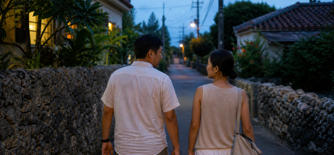 夕暮れの島道を歩く男女