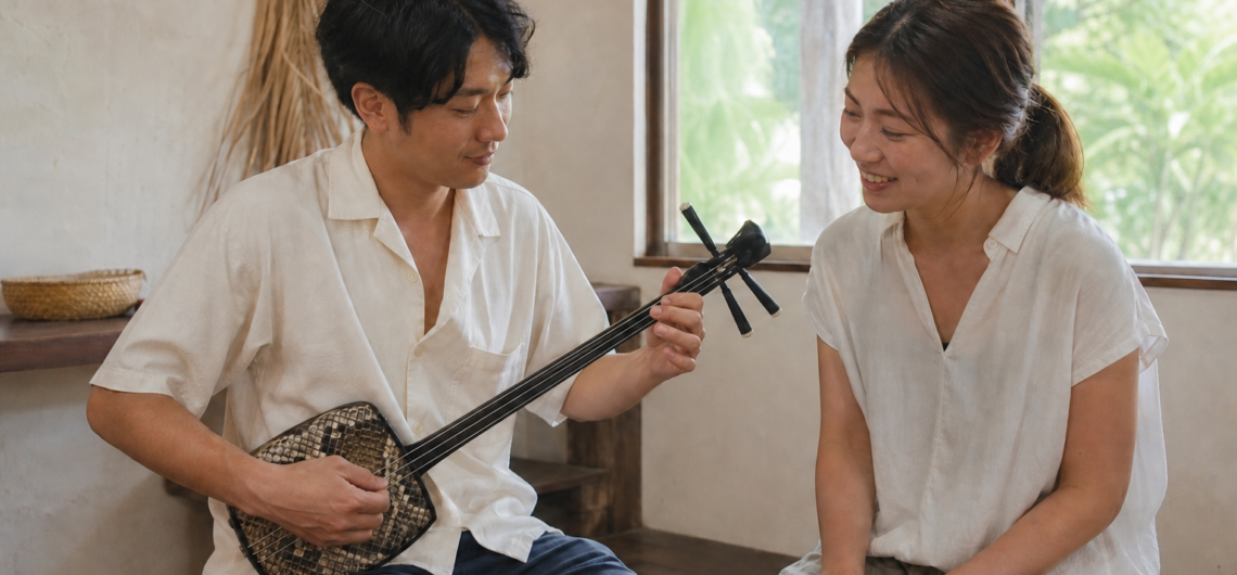 室内で三線を弾く男女