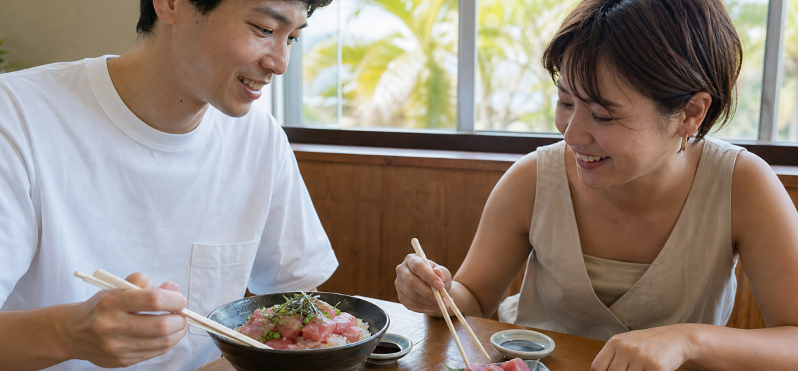 マグロの料理を前に食事を楽しむ男女